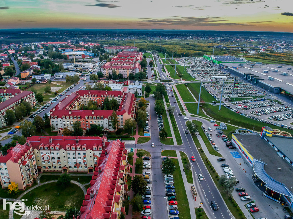 Mielec o zachodzie słońca z widocznymi Tatrami