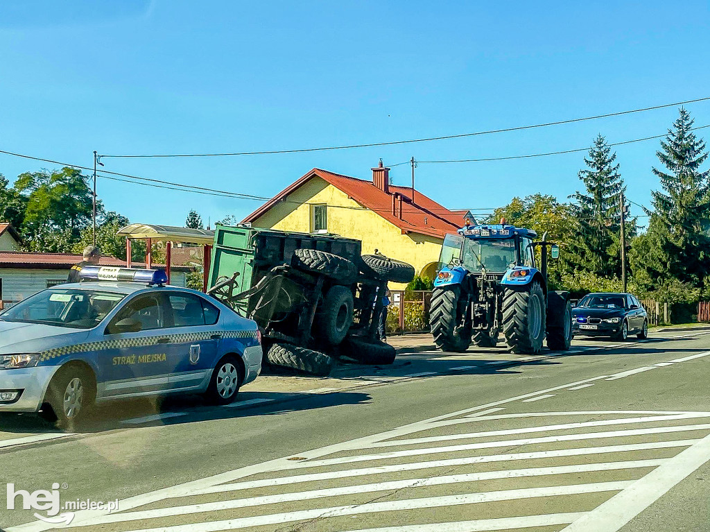 Przyczepa wywróciła się na przystanek