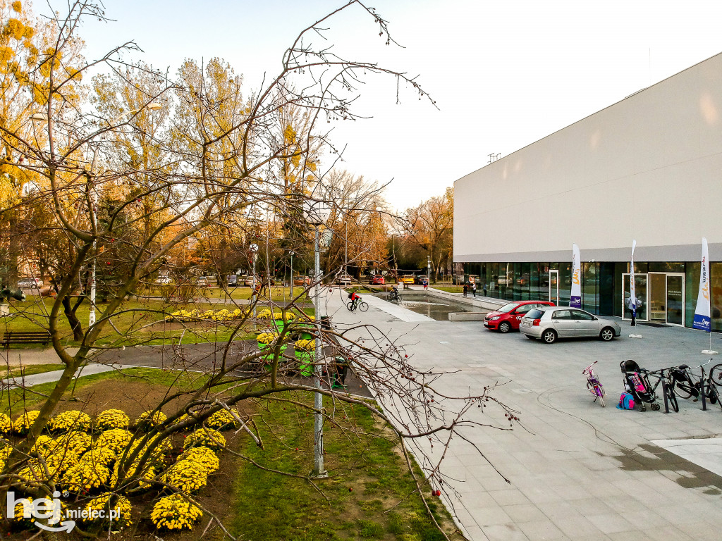 NOWA Miejska Biblioteka Publiczna w Mielcu [DRON]