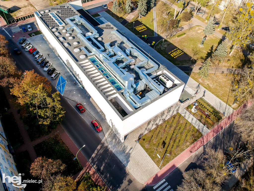 NOWA Miejska Biblioteka Publiczna w Mielcu [DRON]