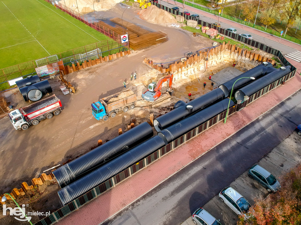 Potężne rury na budowie zbiorników