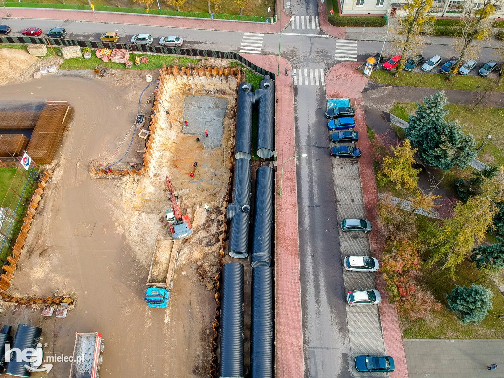 Potężne rury na budowie zbiorników