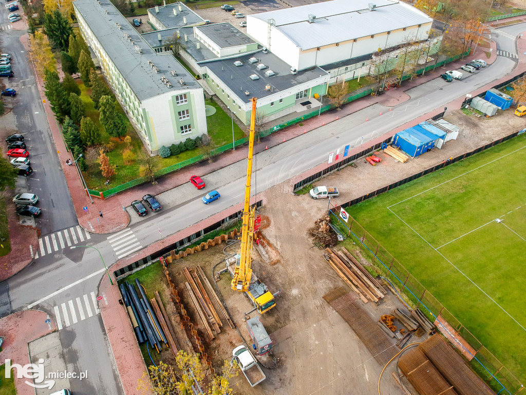 Potężne rury na budowie zbiorników