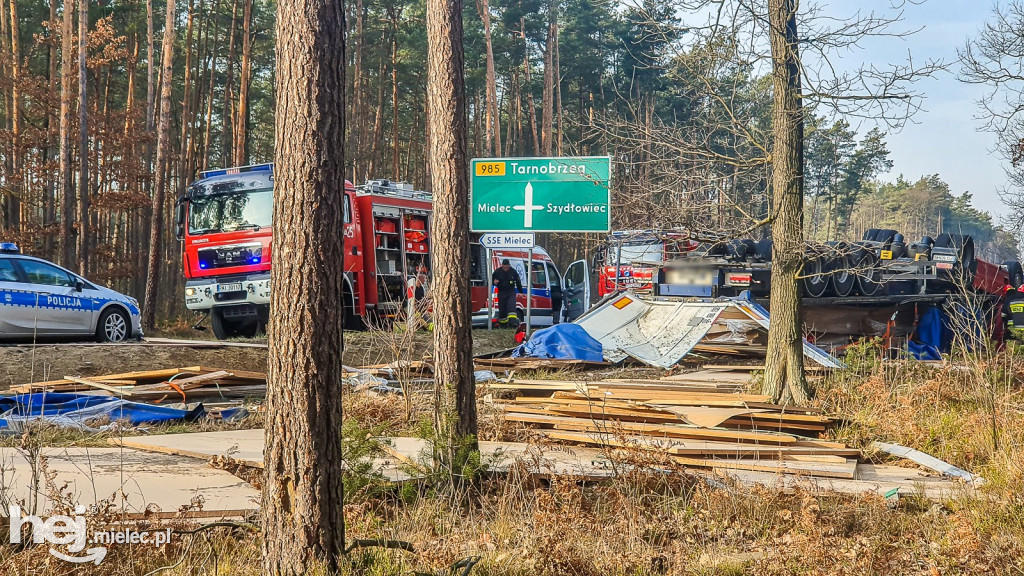 Dachowanie ciężarówki na obwodnicy Mielca