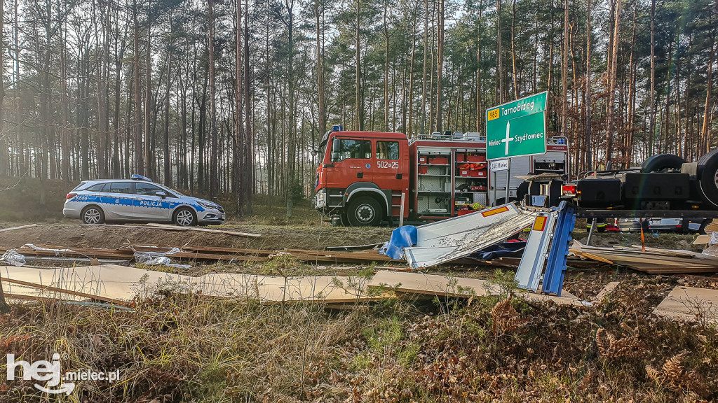 Dachowanie ciężarówki na obwodnicy Mielca