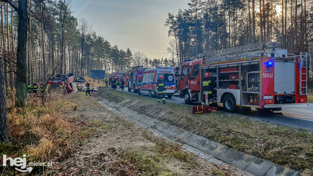 Dachowanie ciężarówki na obwodnicy Mielca