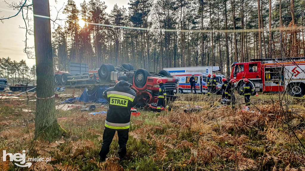 Dachowanie ciężarówki na obwodnicy Mielca