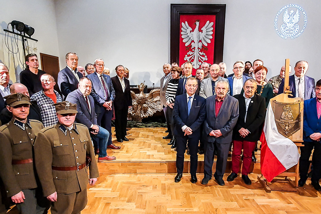 Prezentacja odlewu orła na Pomnik Żołnierzy Wyklętych w Mielcu