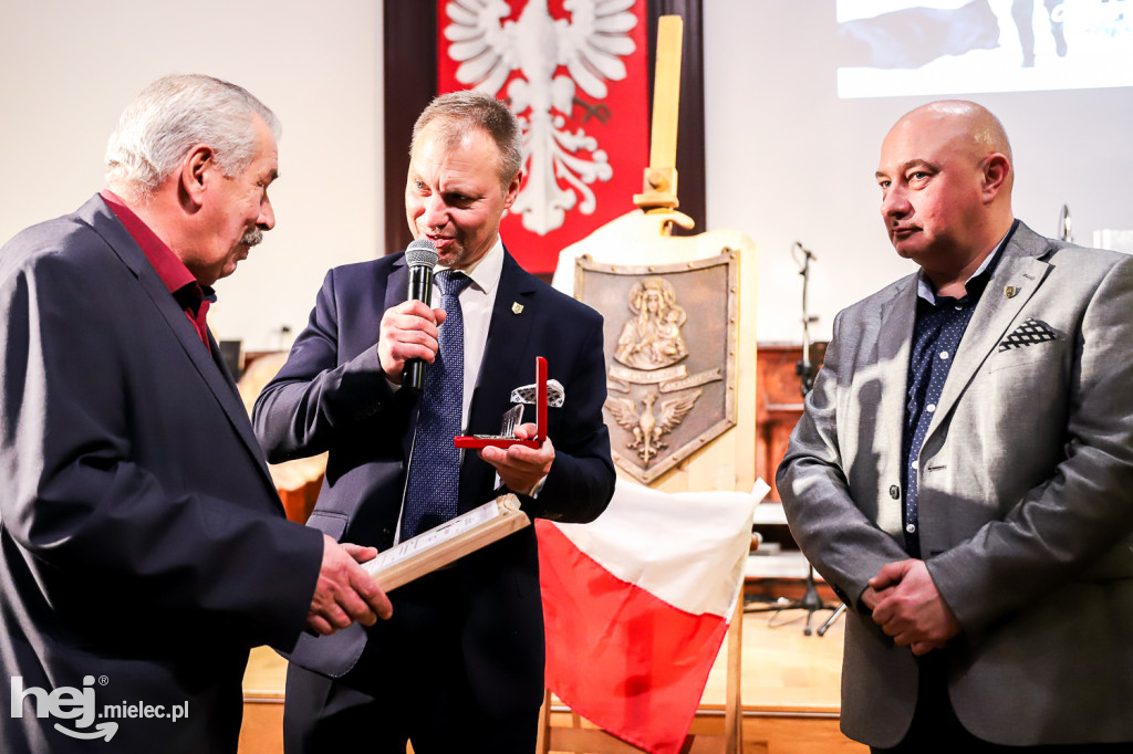 Prezentacja odlewu orła na Pomnik Żołnierzy Wyklętych w Mielcu