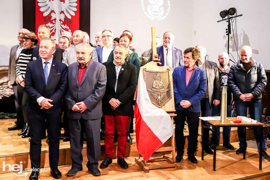 Prezentacja odlewu orła na Pomnik Żołnierzy Wyklętych w Mielcu