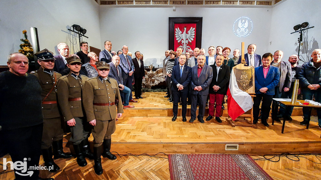 Prezentacja odlewu orła na Pomnik Żołnierzy Wyklętych w Mielcu