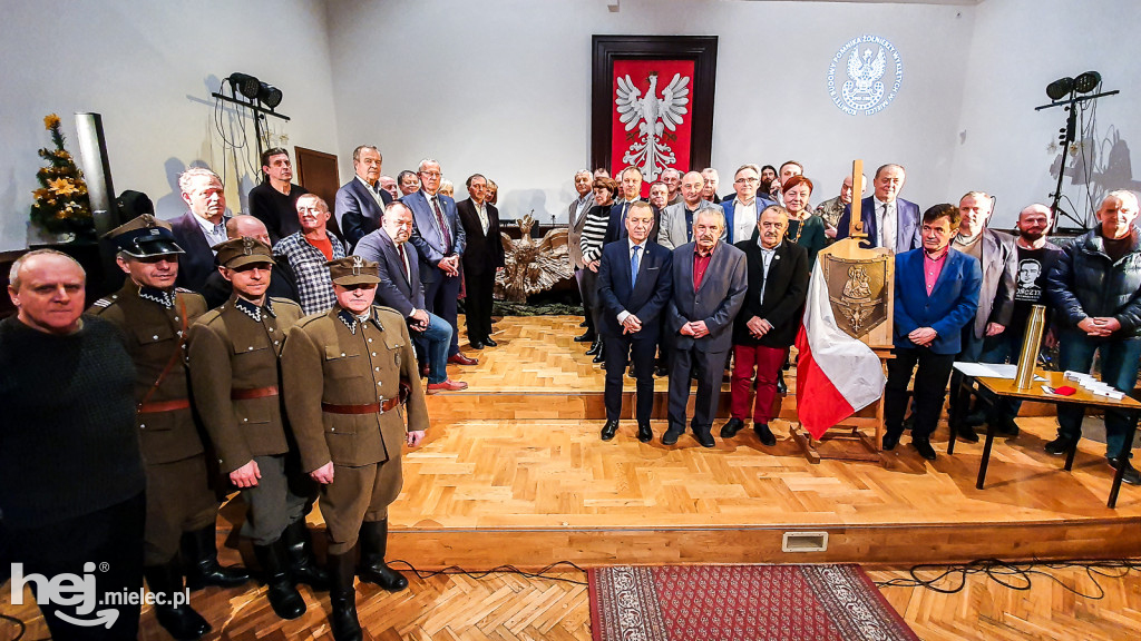 Prezentacja odlewu orła na Pomnik Żołnierzy Wyklętych w Mielcu