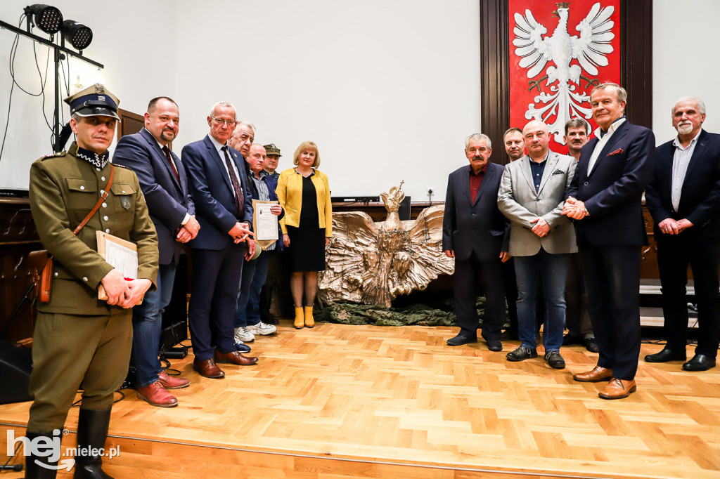 Prezentacja odlewu orła na Pomnik Żołnierzy Wyklętych w Mielcu