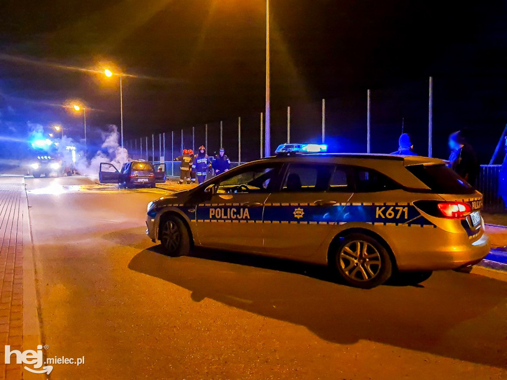 Pożar samochodu przy stadionie Smoczanki