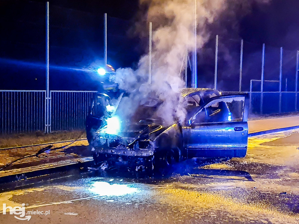 Pożar samochodu przy stadionie Smoczanki