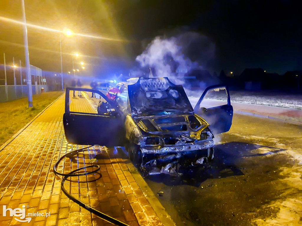 Pożar samochodu przy stadionie Smoczanki