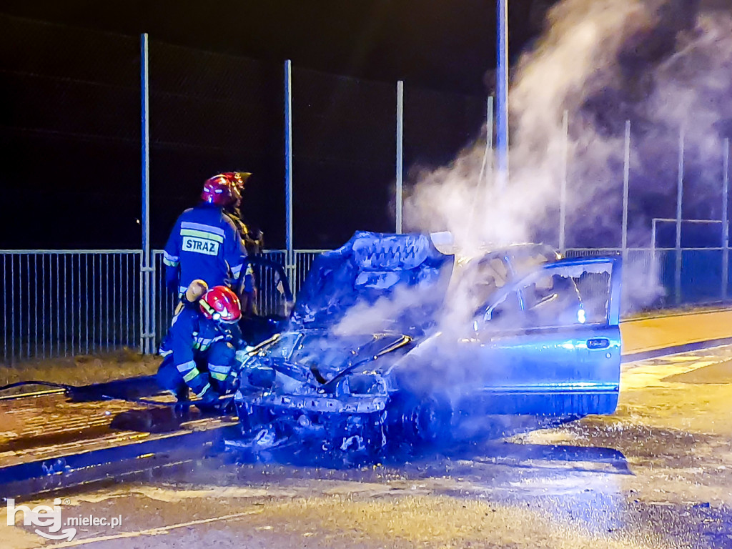 Pożar samochodu przy stadionie Smoczanki