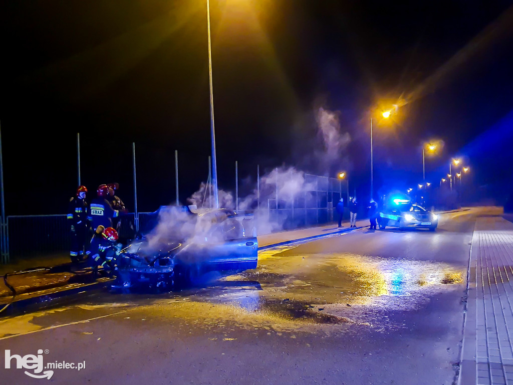 Pożar samochodu przy stadionie Smoczanki