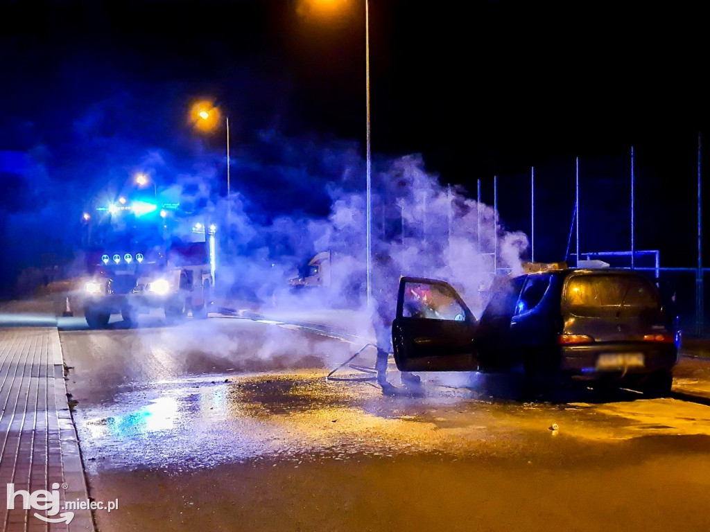 Pożar samochodu przy stadionie Smoczanki