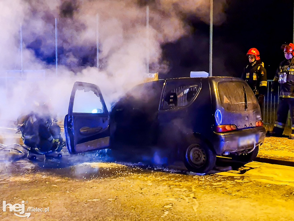 Pożar samochodu przy stadionie Smoczanki