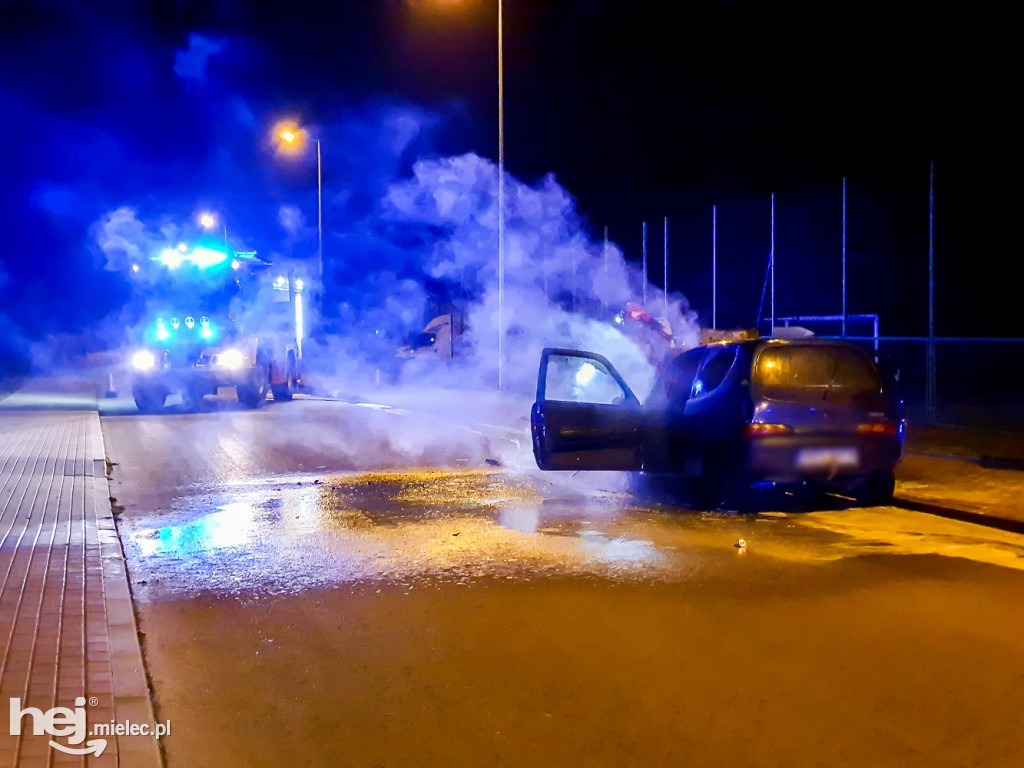 Pożar samochodu przy stadionie Smoczanki