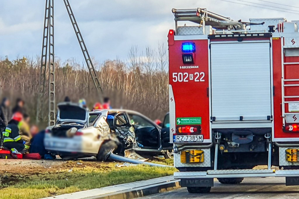 Alfa romeo rozbiła się na latarni