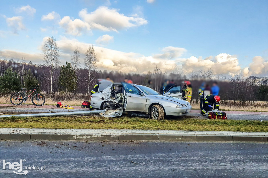 Alfa romeo rozbiła się na latarni