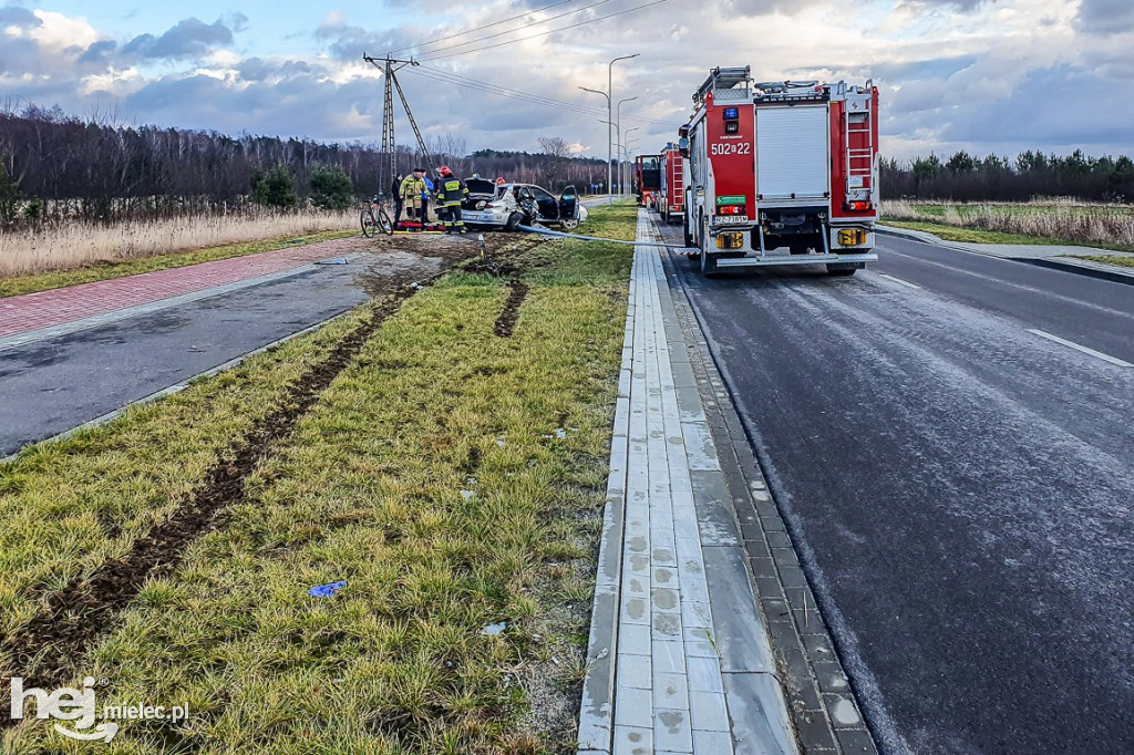 Alfa romeo rozbiła się na latarni