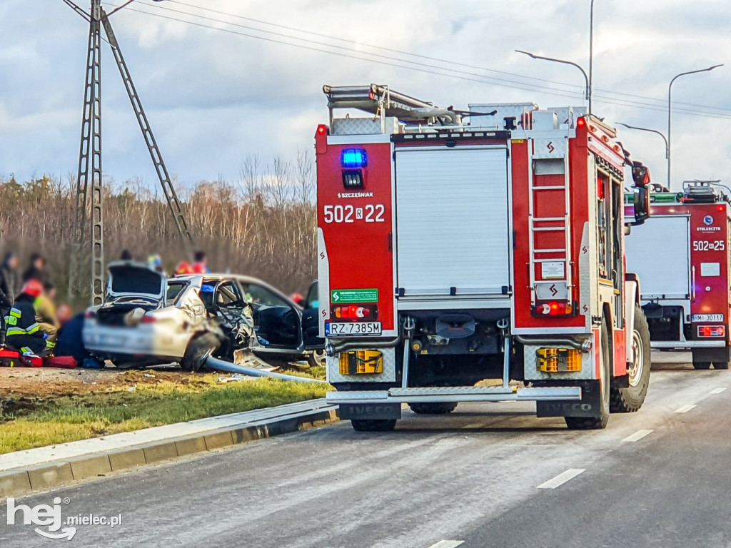 Alfa romeo rozbiła się na latarni