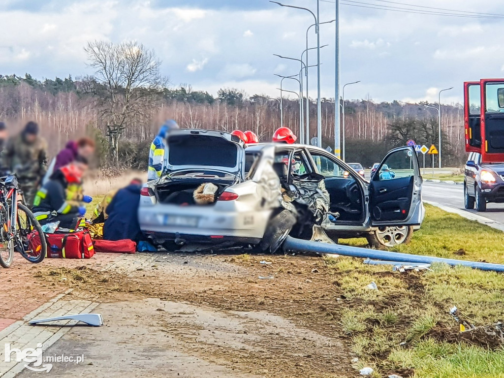 Alfa romeo rozbiła się na latarni