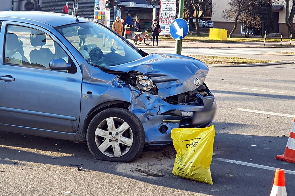 Zderzenie nissana z autobusem w centrum