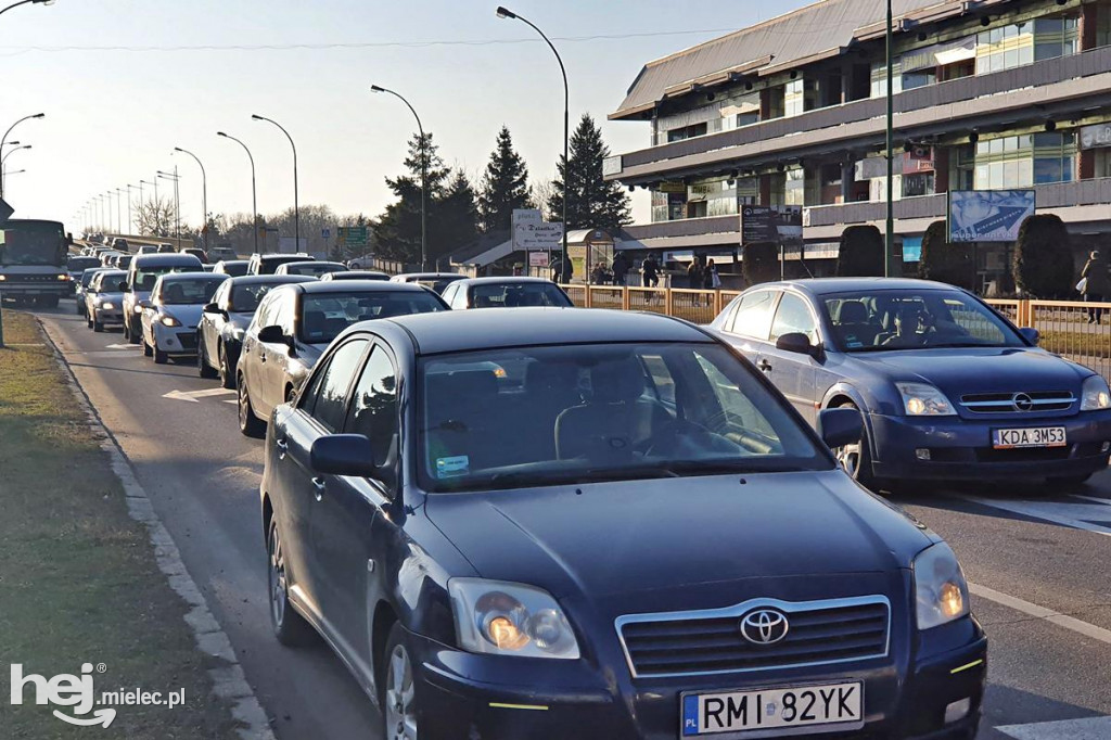 Zderzenie nissana z autobusem w centrum