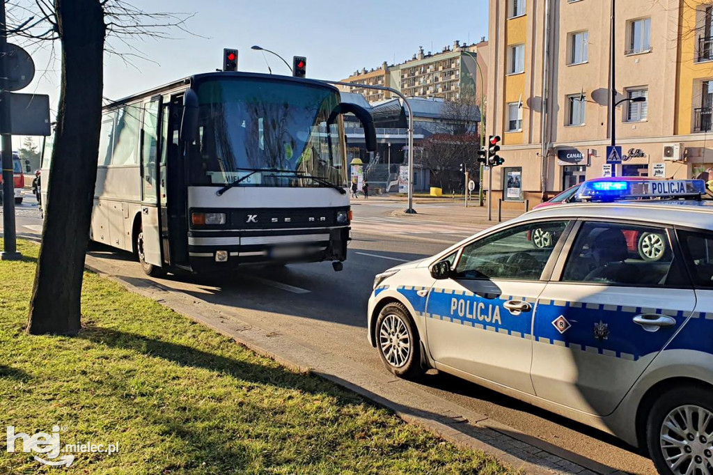 Zderzenie nissana z autobusem w centrum