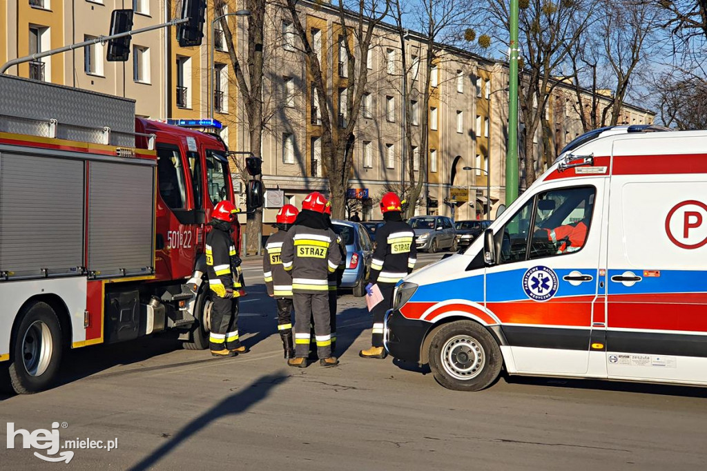 Zderzenie nissana z autobusem w centrum