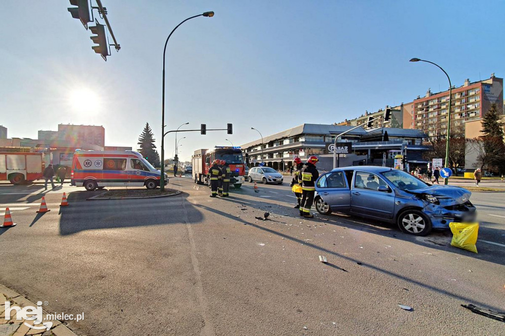 Zderzenie nissana z autobusem w centrum