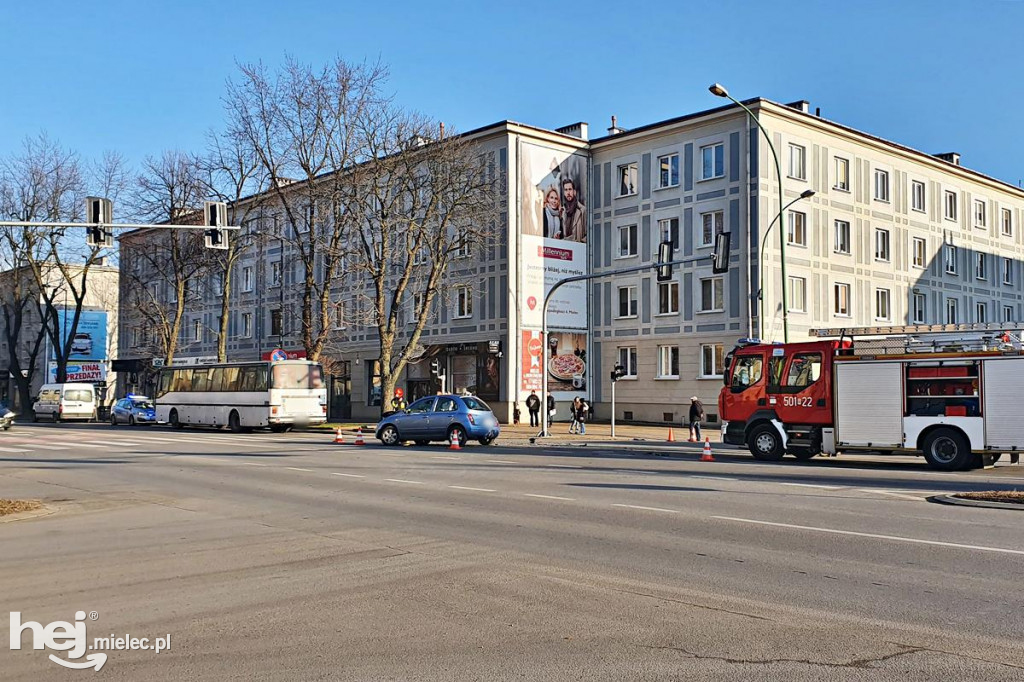 Zderzenie nissana z autobusem w centrum