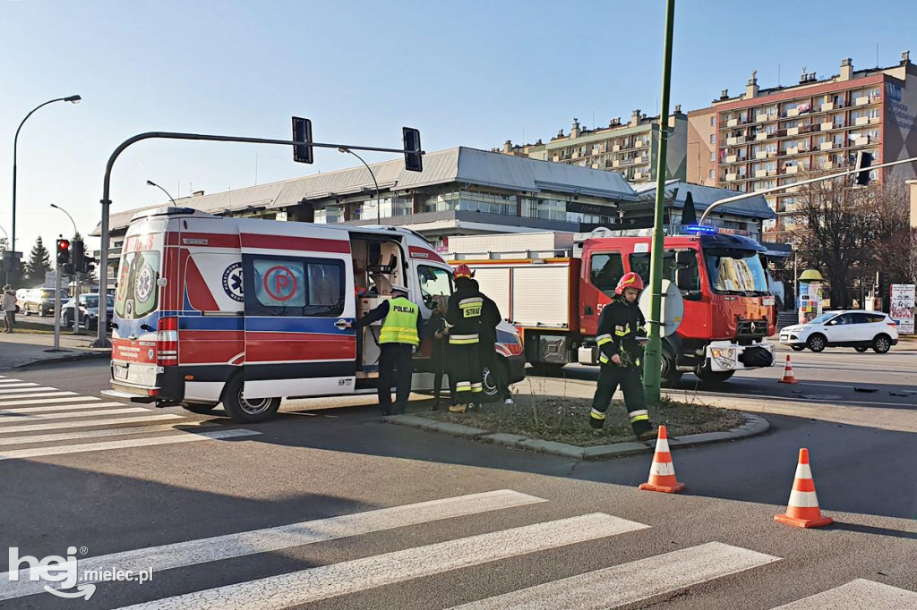 Zderzenie nissana z autobusem w centrum