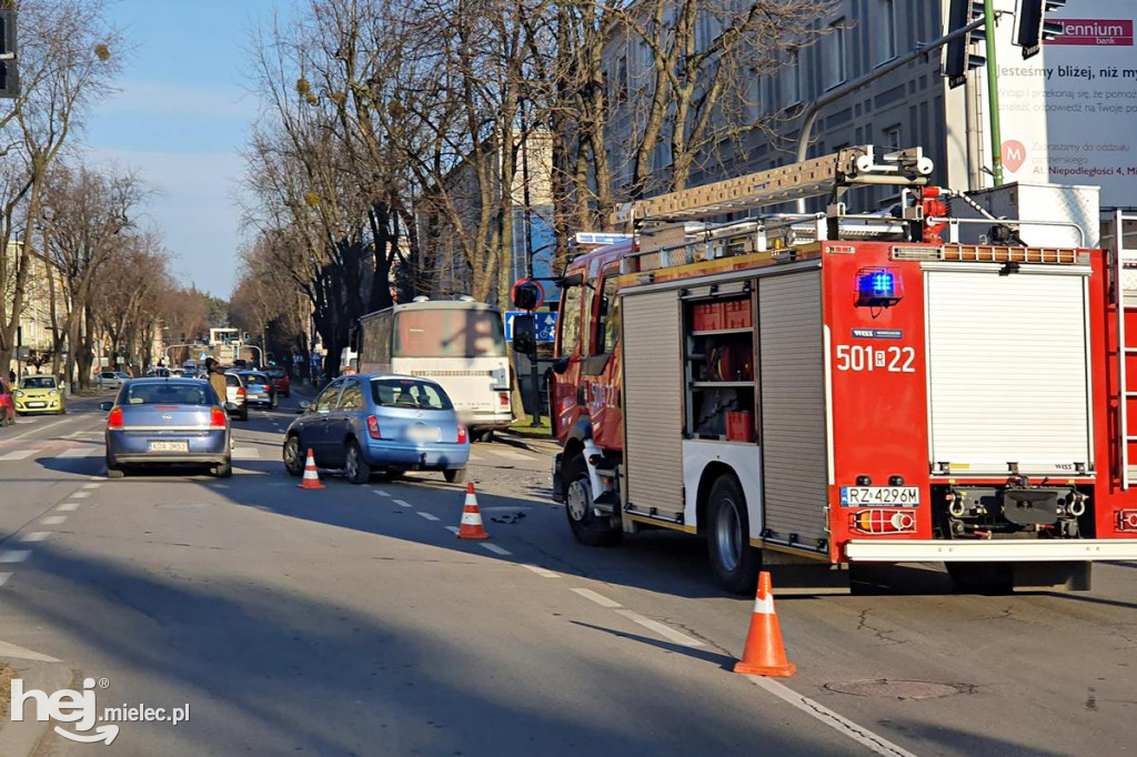 Zderzenie nissana z autobusem w centrum