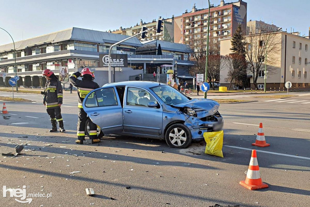 Zderzenie nissana z autobusem w centrum