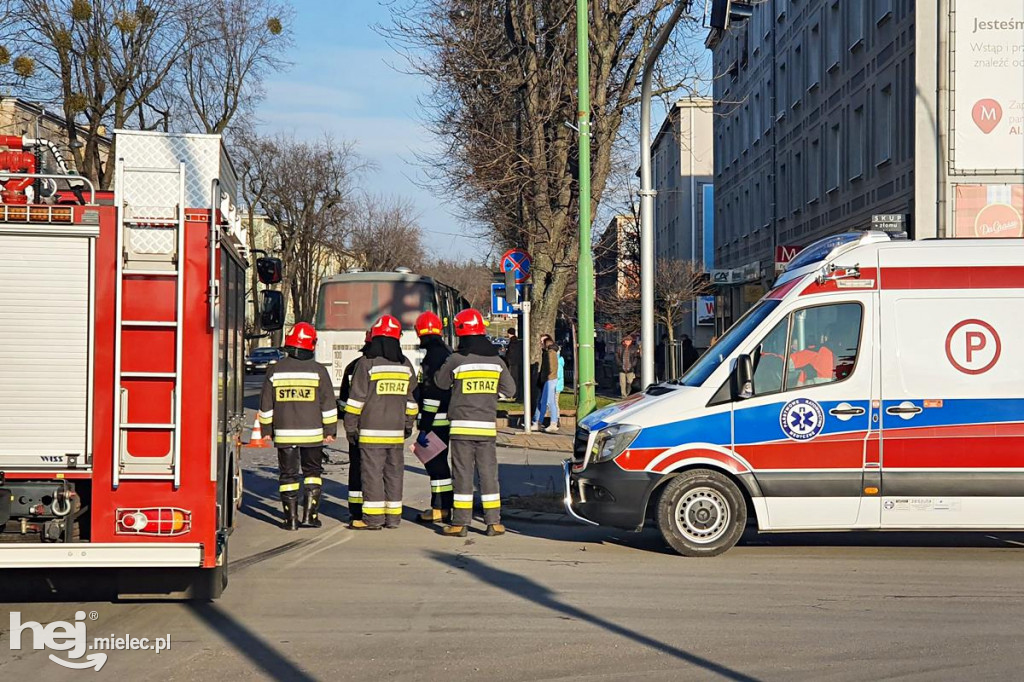 Zderzenie nissana z autobusem w centrum