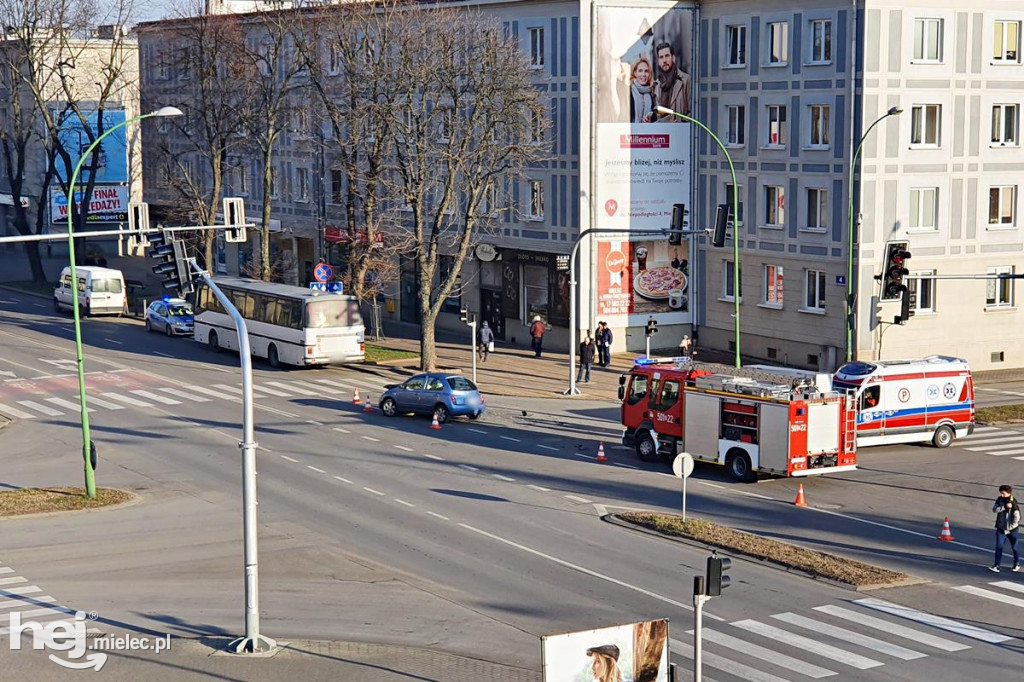 Zderzenie nissana z autobusem w centrum