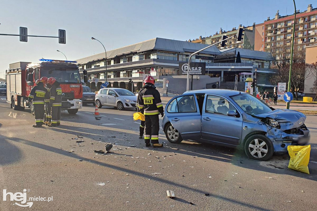 Zderzenie nissana z autobusem w centrum