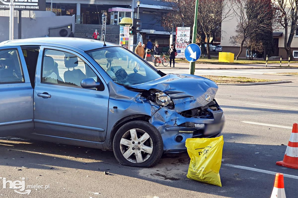 Zderzenie nissana z autobusem w centrum