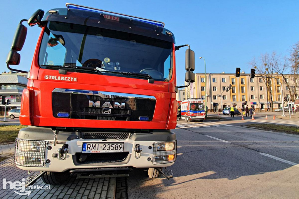 Zderzenie nissana z autobusem w centrum