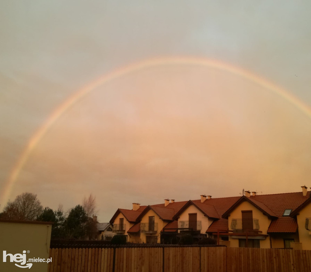 Zimowa poranna tęcza