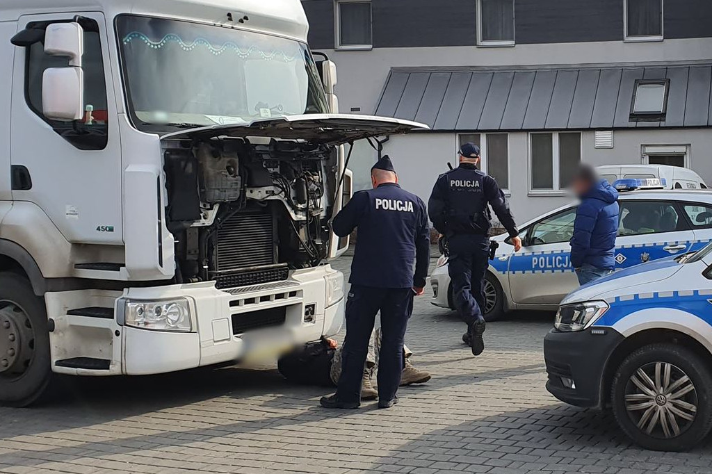 Policja sprawdzała ciężarówkę. Bomby nie było