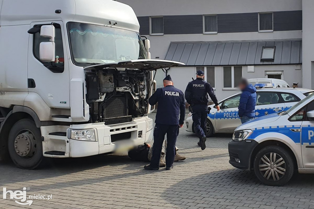 Policja sprawdzała ciężarówkę. Bomby nie było