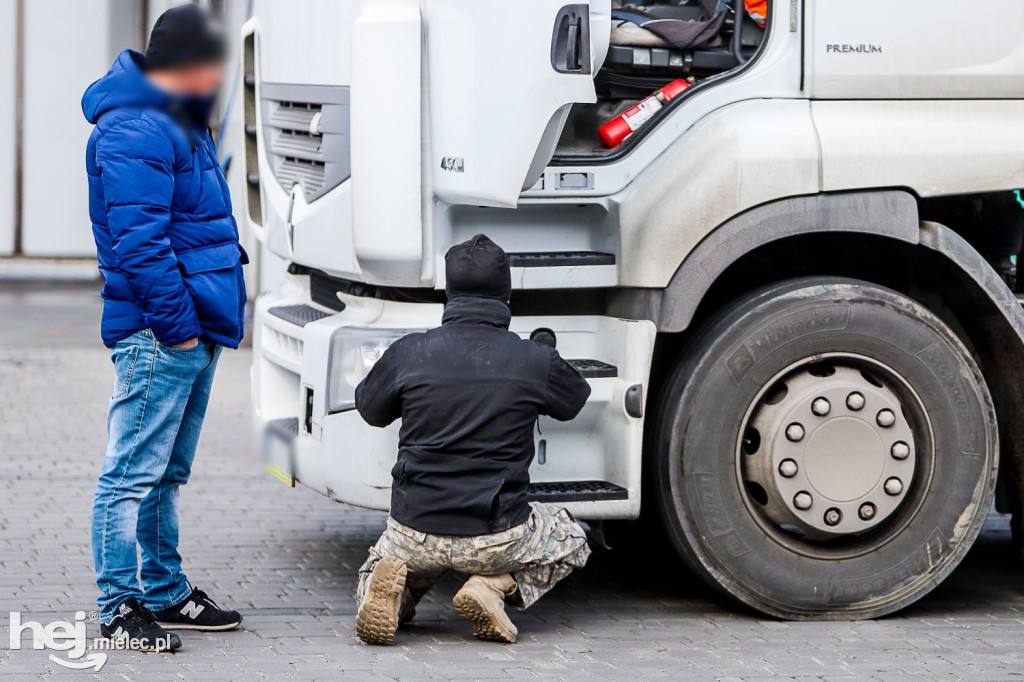 Policja sprawdzała ciężarówkę. Bomby nie było