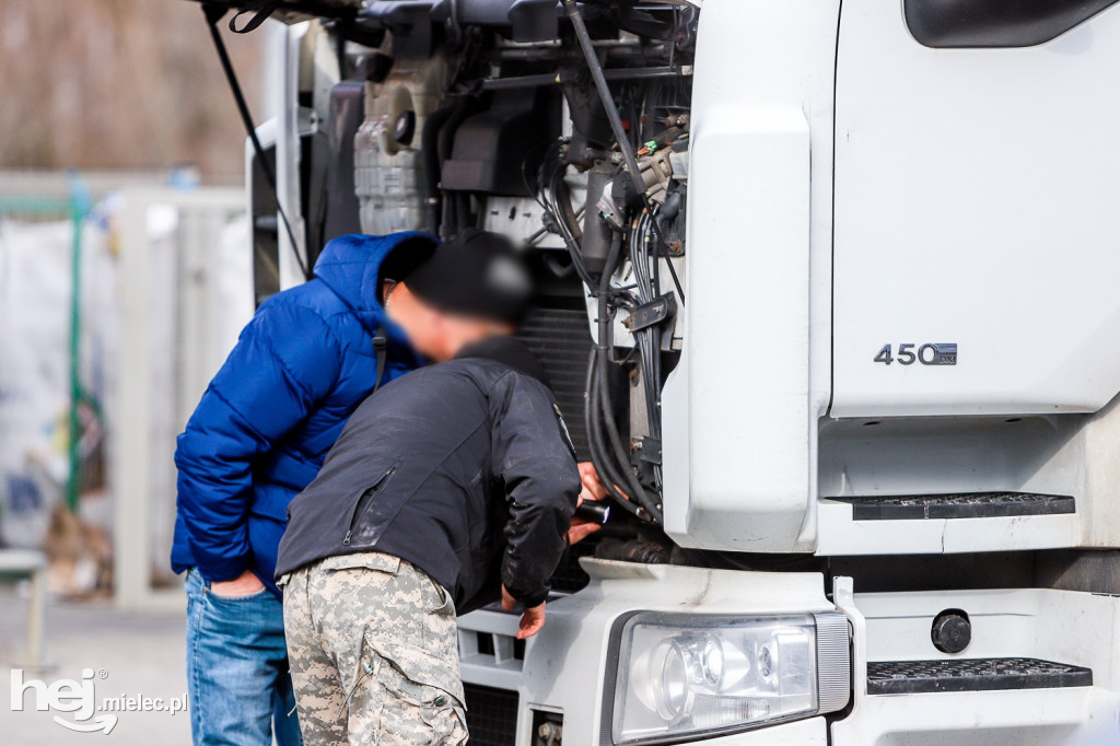 Policja sprawdzała ciężarówkę. Bomby nie było