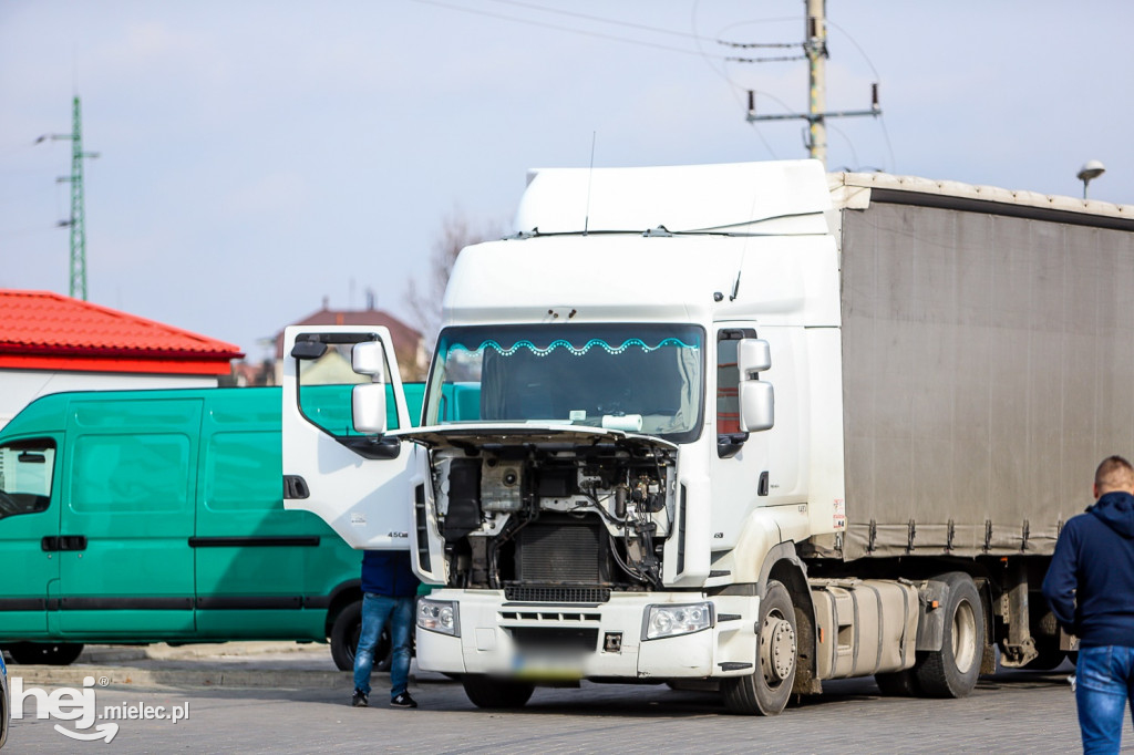 Policja sprawdzała ciężarówkę. Bomby nie było